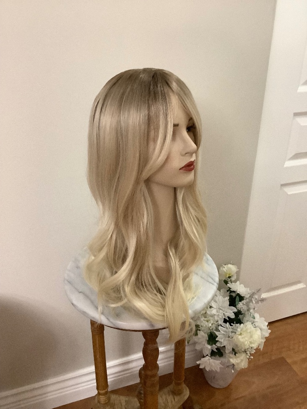 NEW Beautiful beige blonde wig, lightly rooted